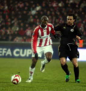 Sergio loita por un bal&oacute;n cun xogador do Aalborg