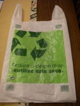 Unha bolsa do supermercado portugu&eacute;s Pingo Doce