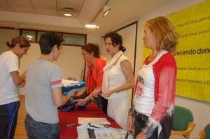 &Aacute;nxela Bugallo, Marta Souto e Carme Ad&aacute;n entregando o equipamento &aacute;s irmandi&ntilde;as