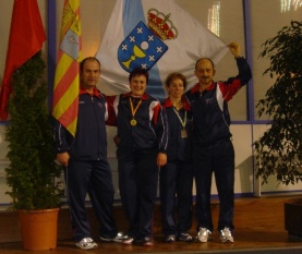 A muller da esquerda &eacute; Azucena Berm&uacute;dez (medalla en salto de lonxitude). A outra &eacute; Pilar Regueira (medalla en peso e salto de lonxitude)