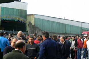 Concentraci&oacute;n de traballadores diante do estaleiro de Barreras, este venres