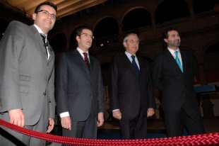 Os tres l&iacute;deres co moderador, &aacute; entrada do debate / Foto: C&eacute;sar Galdo