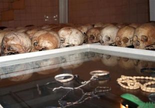 Caveiras atopadas ap&oacute;s o xenocidio ruand&eacute;s