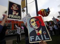 Cartaces contra Obama nunha recente manifestaci&oacute;n do colectivo homosexual nos EUA