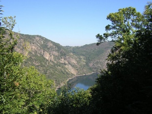 Vista dos can&oacute;ns do Sil dende o mosteiro de Santa Cristina de Ribas do Sil, na Ribeira Sacra / Flickr: oteo