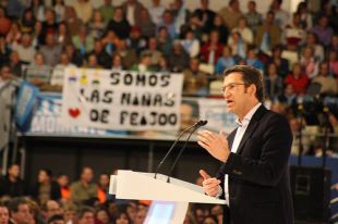 Feijoo (PPdeG) pechar&aacute; a campa&ntilde;a en Ourense, xunto con Mariano Rajoy. Na imaxe, nun mitin en Vigo