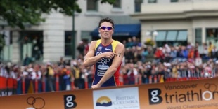 G&oacute;mez Noya, entrando na meta, este domingo en Vancouver / Foto: triathlon.org (clique para ampliar)