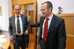 O conselleiro de Educaci&oacute;n, Jes&uacute;s V&aacute;zquez, recibindo o presidente da Deputaci&oacute;n de Pontevedra, Rafael Louz&aacute;n (PPdeG) a pasada semana