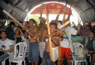 Ind&iacute;xenas do Vale do Javar&iacute; entran na &aacute;rea de prensa exixindo melloras na sa&uacute;de, xa que moitos morreron de hepatite nos &uacute;ltimos anos