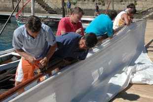 A tripulaci&oacute;n prepara as velas para sa&iacute;r a navegar