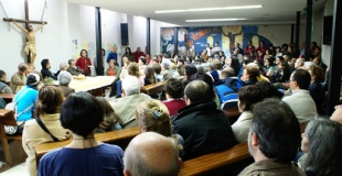 A comunidade constitu&iacute;da en asemblea, na misa do pasado domingo