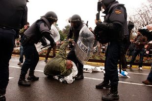 Momento no que dete&ntilde;en ao membro de N&oacute;s-UP, Carlos Morais, cando a&iacute;nda non partira a manifestaci&oacute;n / Imaxe: N&oacute;s-UP