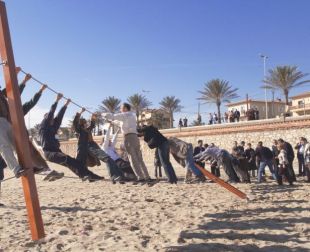 Un modelo de Prometeo foi colocado na praia de Sitges, durante o festival deste ano, e o p&uacute;blico puido probalo