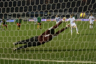 Kamedi tenta parar o gol de Galiza / Imaxes: &Oacute;scar Corral