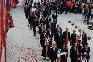 A comitiva, cami&ntilde;o da catedral (clique para ampliar)
