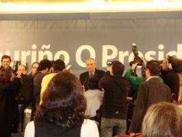 Durante a comparecencia, arrodeado de fot&oacute;grafos e compa&ntilde;eiros de partido