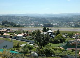 A pista de Alvedro, pegada &aacute;s casas pola s&uacute;a banda dereita (clique para ampliar)