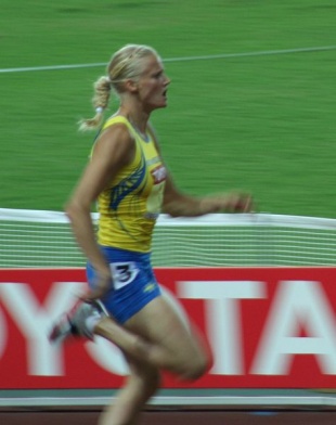 Carolina Kluft correndo os 800 metros lisos no Campionato do Mundo en Osaka. Ga&ntilde;ou e fixo a mellor marca europea