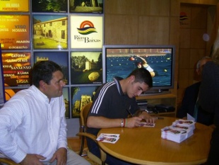 Cal asinando aut&oacute;grafos cos seus patrocinadores, Turismo R&iacute;as Baixas