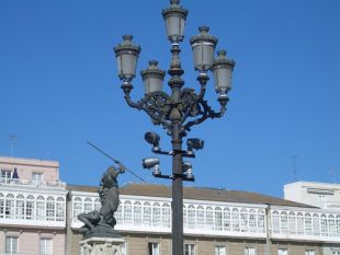 Sofisticadas c&aacute;maras na Praza de Mar&iacute;a Pita, na Coru&ntilde;a / Flickr: elmsn