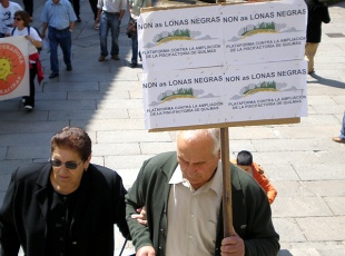 Veci&ntilde;os de Carnota cunha pancarta contra a ampliaci&oacute;n da piscifactor&iacute;a de Quilmas