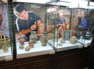 Unha imaxe da a exposici&oacute;n da Colecci&oacute;n Luciano Garc&iacute;a Al&eacute;n de Oler&iacute;a Tradicional de Galiza