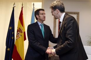 Feijoo recibindo, a pasada sexta feira, o comisario europeo de Multiling&uuml;ismo, Leonardo Orban