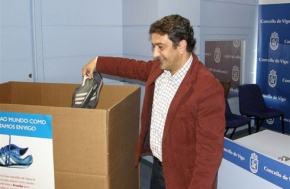Santiago Dom&iacute;nguez, recollendo zapatillas deportivas