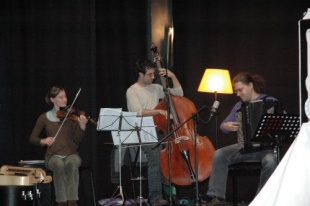 Begora Riob&oacute;, Pablo P&eacute;rez e Vadim Yukhnevich p&oacute;&ntilde;enlle m&uacute;sica a Boas Noites. Foto: L. R.