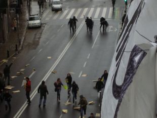Nos enfrontamentos coa polic&iacute;a resultaron feridas varias persoas / Imaxe: Galiza Indymedia