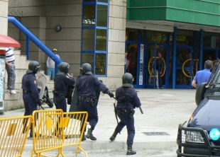 Os operarios refuxi&aacute;ronse nun centro comercial de Praza Am&eacute;rica / Imaxe: Z&eacute;lia Garcia