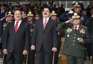 Zelaya, flanqueado por Orellana (esq.) e V&aacute;squez, nunha cerimonia o pasado 12 de marzo (clique para ampliar)