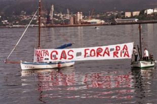 As protestas contra a planta contin&uacute;an na r&iacute;a de Ferrol / Foto: Xo&aacute;n Porto