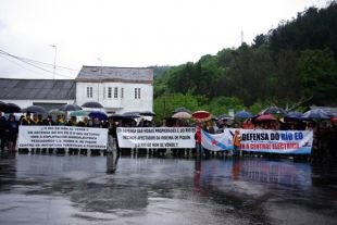 Na pasada fin de semana, veci&ntilde;os, ecoloxistas e pescadores manifest&aacute;ronse en Ribeira de Piqu&iacute;n (clica para ampliar)