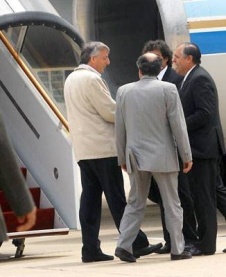 Kirchner subindo ao avi&oacute;n, acompa&ntilde;ado do ministro de Exteriores, Jorge Taiana