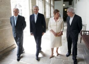 Touri&ntilde;o acompa&ntilde;ando os premiados pouco antes do acto oficial / Conchi Paz