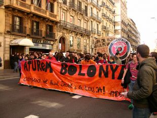 "Dete&ntilde;amos Bolo&ntilde;a!", na faixa de cabeza nesta manifestaci&oacute;n polas r&uacute;as de Barcelona, o domingo 6 / Flickr: jaceros