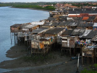 Palafitas (construci&oacute;ns de madeira sobre as augas) no Brasil / Flickr: roosewelt