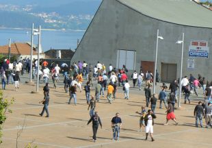 Os operarios fuxindo da Praza do Rei, onde hab&iacute;an desenvolver unha asemblea, ante a irrupci&oacute;n dos antidisturbios / Imaxe: Z. G.