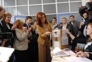 Cristina Fern&aacute;ndez votando. Todas as fotos son da Axencia Telam