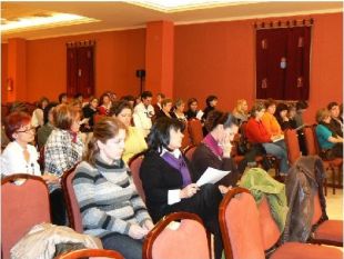 As traballadoras do t&eacute;xtil en Galiza, nunha xuntanza cos respons&aacute;beis do sector da CIG / Imaxe: CIG