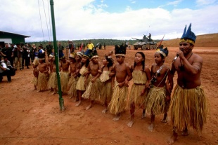 Os indios celebrando a s&uacute;a Os ind&iacute;xenas de Serra Raposa do Sul, a celebrar a homologaci&oacute;n das s&uacute;as terras polo goberno brasileiro, en setembro de 2007