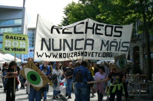 Membros do colectivo Bouzas M&oacute;vete! chegando ao seu barrio / Imaxe: Z&eacute;lia Garc&iacute;a