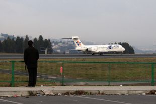 Ollando como despegan os avi&oacute;ns en Alvedro / Flickr: wicho