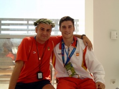 Cal coa medalla de ouro e co seu adestrador, Suso Morl&aacute;n, en Atenas 2004