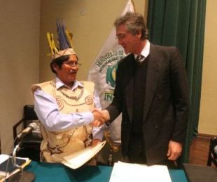No momento da entrega da concesi&oacute;n ao xefe da comunidade de Los Queros, Erberto Choquehuanca
