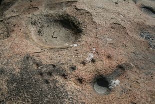 Na zona xa foron atopados uns petr&oacute;glifos, con forma de cazoleta