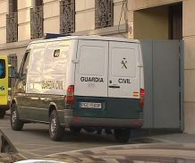 O furg&oacute;n da garda civil que trasladou os detidos / Imaxe: eitb24