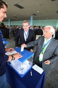 Baltar xunto con Xos&eacute; Manuel Barreiro, votando no congreso do PPdeG, desenvolvido en maio