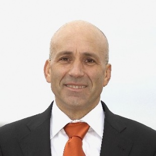 Unha imaxe de preto de Pino, xa como director t&eacute;cnico do KGZ